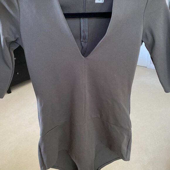 Babaton Grey V-Neck Bodysuit with Mid Length Sleeves and Back Zipper XS - Picture 2 of 10
